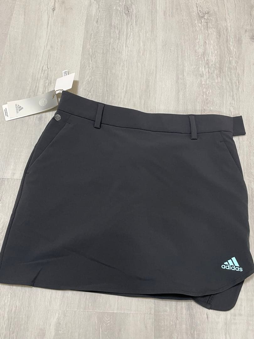 新品　Lサイズ　黒　アディダスゴルフ スリーストライプス サイドスリットスカート