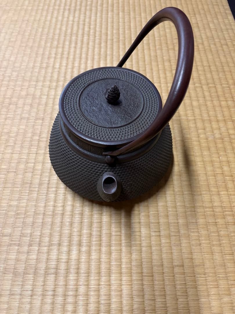 【南部鉄瓶／鉄壺】 松ぼっくり摘み・霰文様・ヴィンテージ