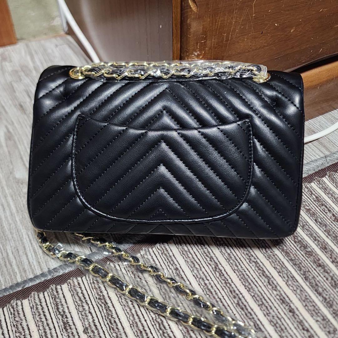 CHANEL　ショルダーバッグ　Vステッチ　ノベルティ