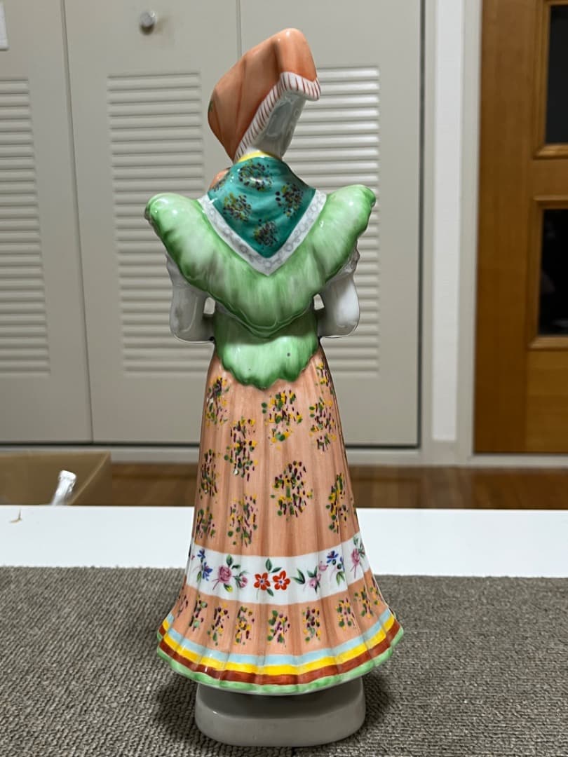 ホロハーザ ハンガリー 陶器人形 ヴィンテージ　アンティーク磁器農民女性置物