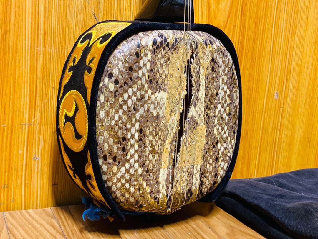三味線 ヘビ革 黒/金 布袋付き