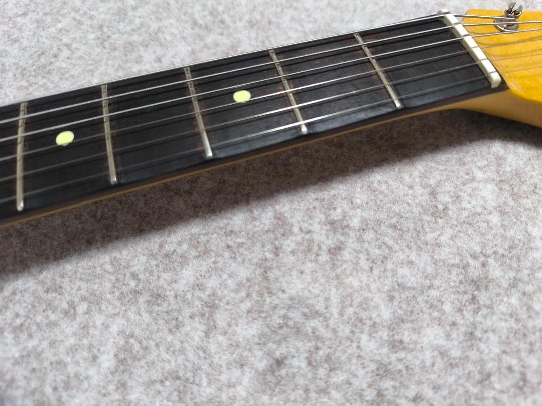 ライト・スキャロップ Grass Rootsストラト新品弦＆ギタースタンド付属