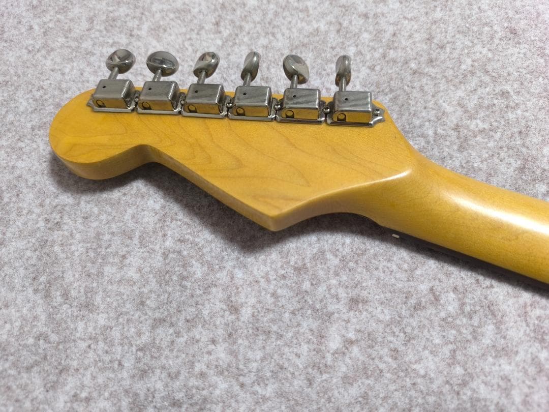 ライト・スキャロップ Grass Rootsストラト新品弦＆ギタースタンド付属