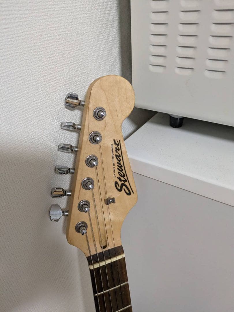 スチュワート ストラトキャスタータイプ エレキギター - レッド/ブラック中古