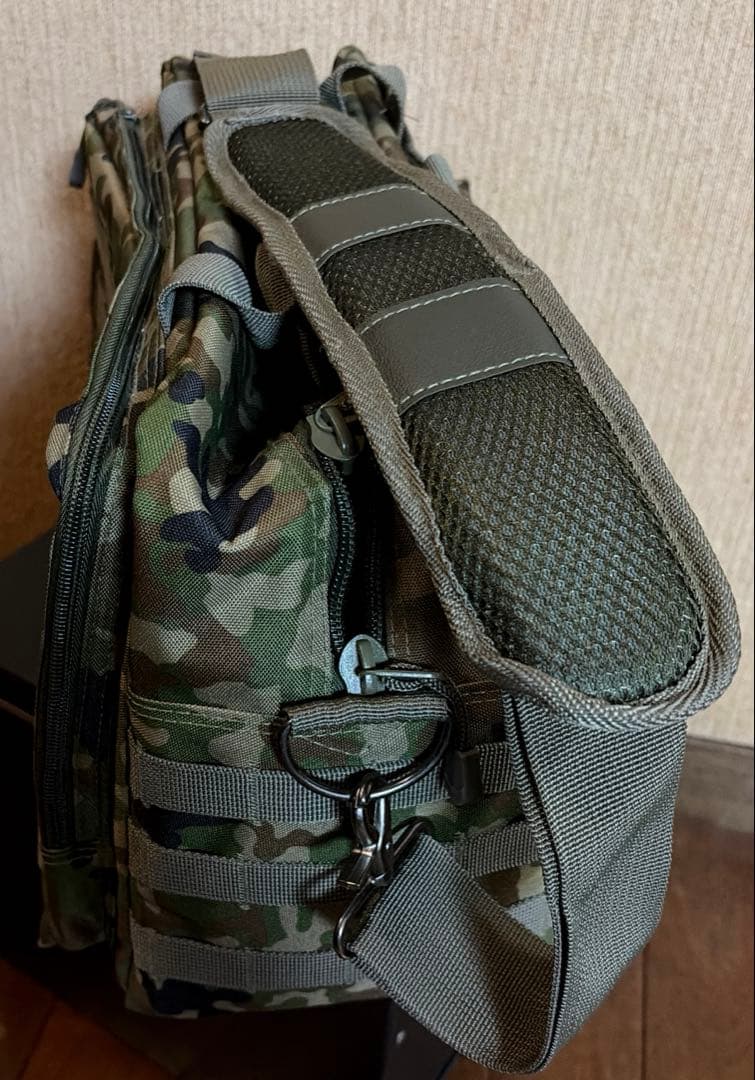 迷彩 中型バッグ ショルダーストラップ付き