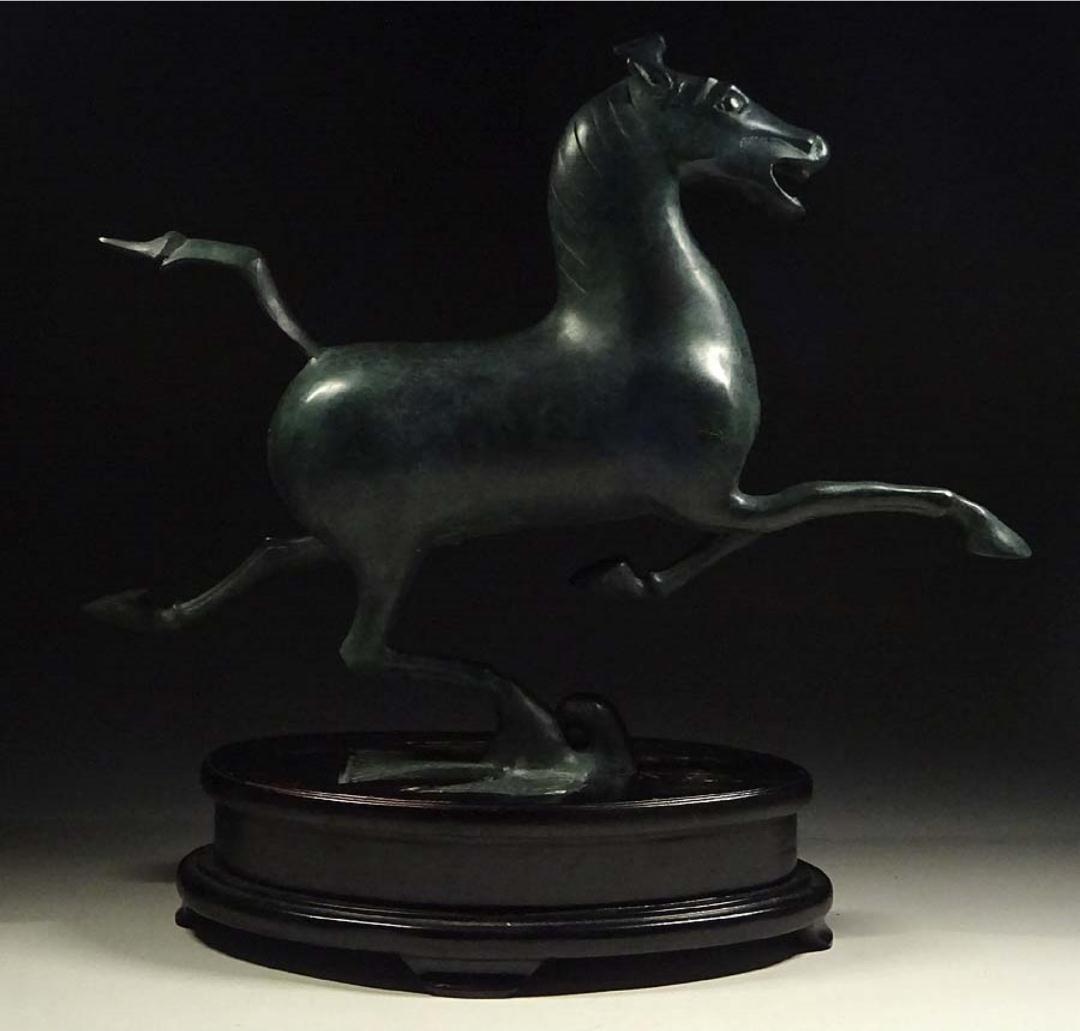 銅製 馬踏飛燕 馬の像 置物 台付き 幅約43cm c08299