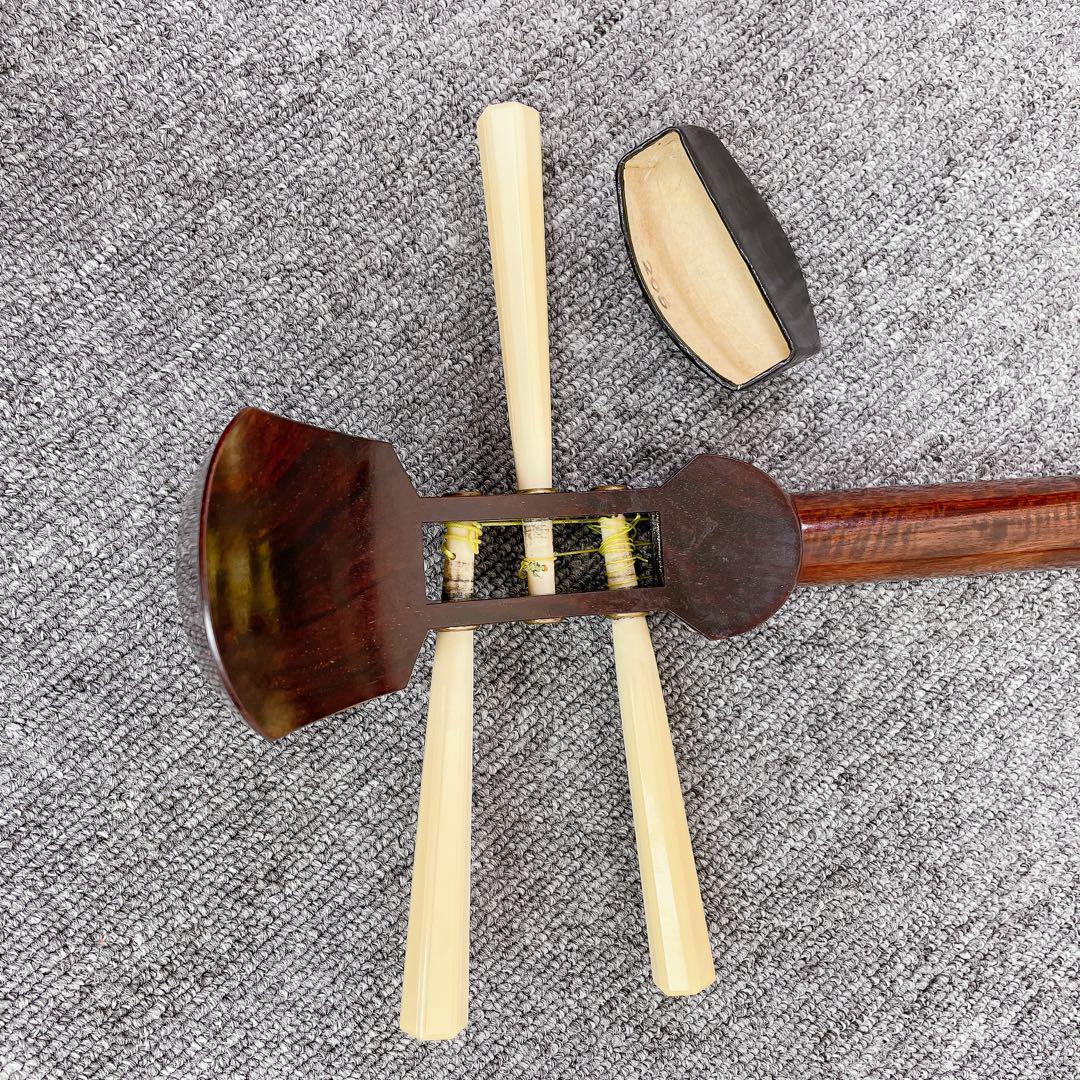 三味線 細棹 金細 トチあり 紅木 綾杉胴 一本溝 天然素材糸巻き 和楽器