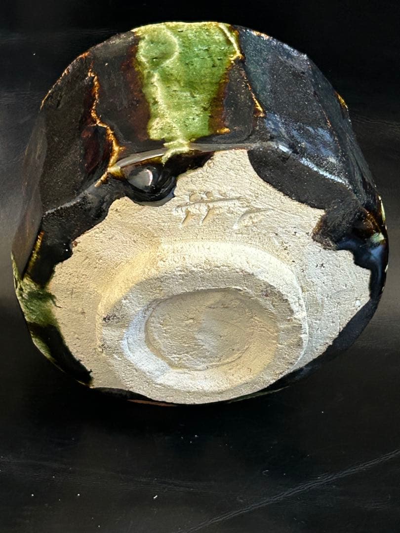 至高の究極の美◾️蔵から美しい形状と深みのある茶色と緑色の釉薬の抹茶茶碗が出てきた