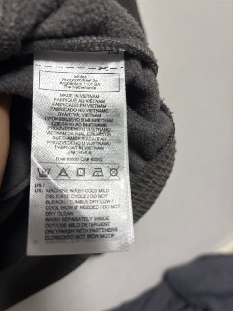 マ*ス様 adidas レアル・マドリード　フリーススウェットシャツ 24/25