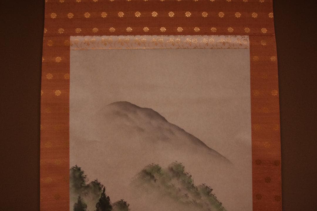 共箱（裏書あり）付き　彩色山水の図　　在銘：春光 山水画 掛軸