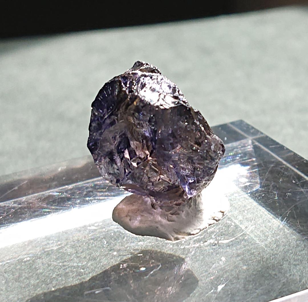 鉱物標本　アイオライト （菫青石）