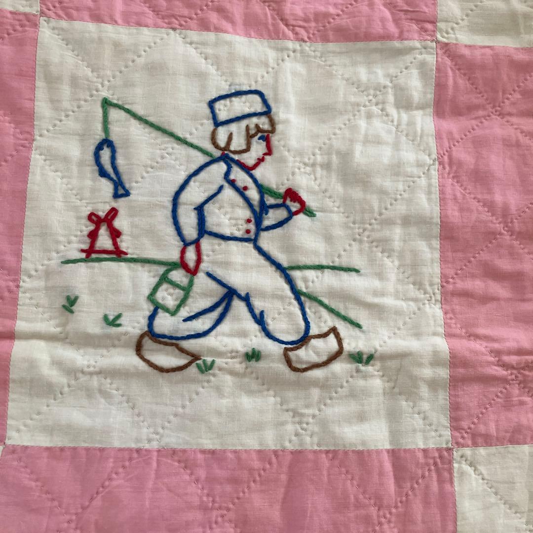 ビンテージ刺繍キルト(スーちゃん他) 172×180位　刺繍部分20角×32個