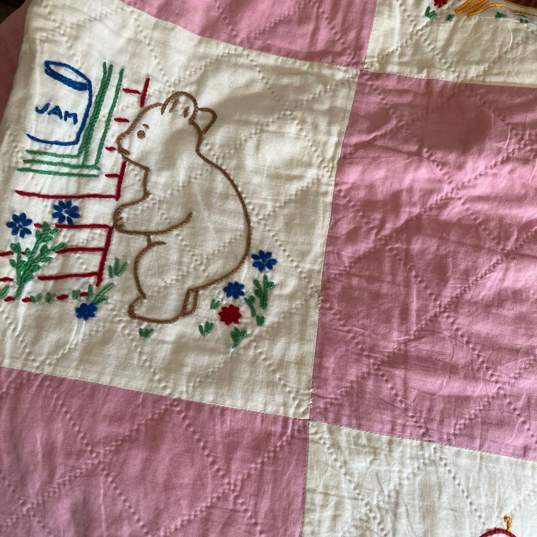 ビンテージ刺繍キルト(スーちゃん他) 172×180位　刺繍部分20角×32個