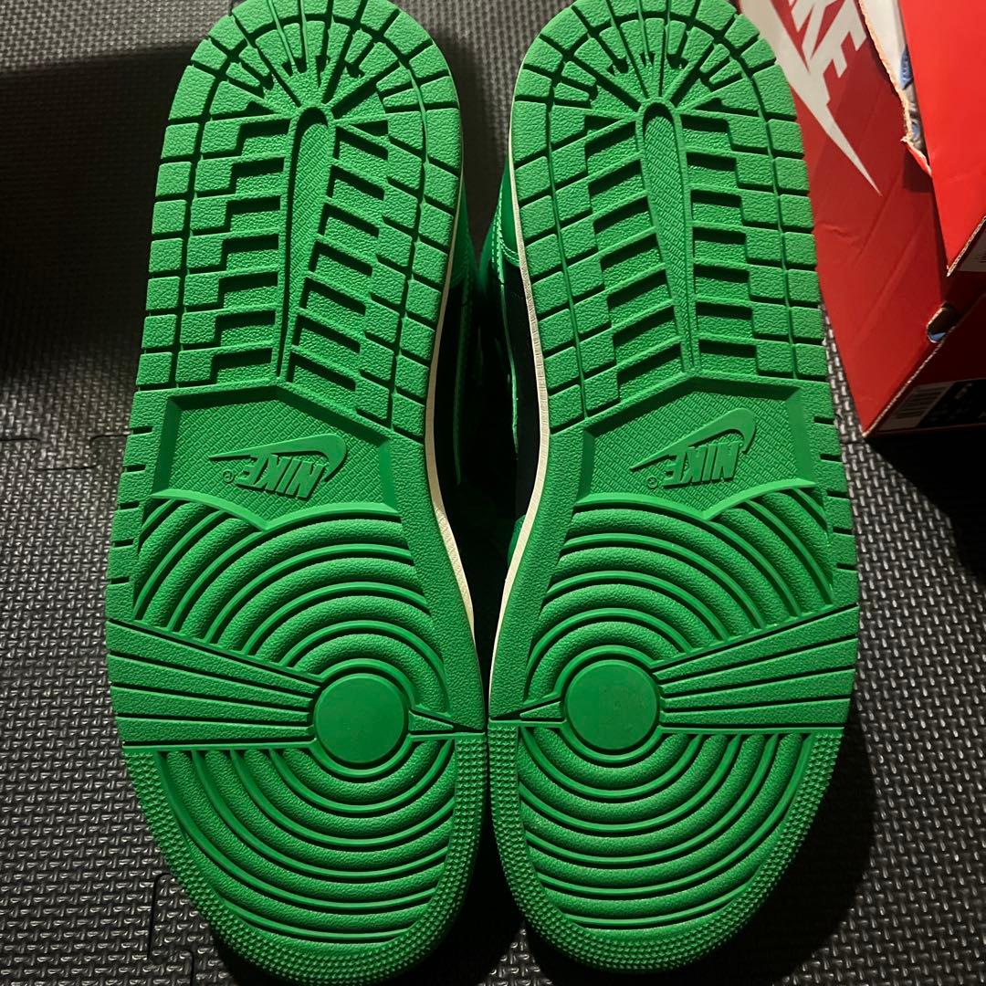 ナイキ　エアジョーダン1ミッド