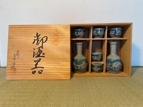 伊万里焼梅散酒器揃 徳利 お猪口 （太郎左右エ門 手書き 貫入）