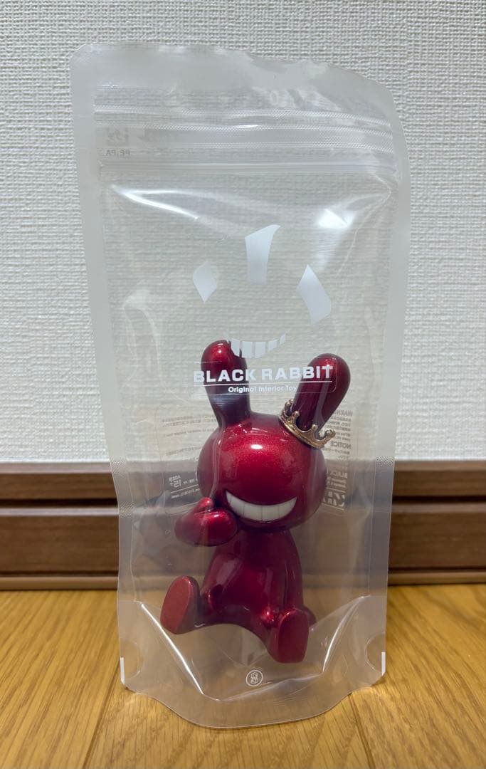 BLACK RABBiT お座り＋王冠 Candy Red