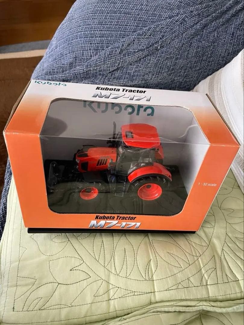 更にお値引き　Kubota M7-171 トラクター 1:32スケール