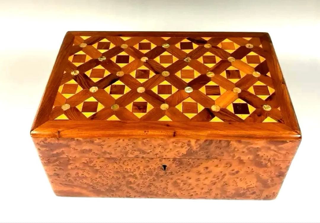 寄木細工の装飾ボックス　螺鈿(ラデン) 大変重厚　宝石箱　金庫　箱