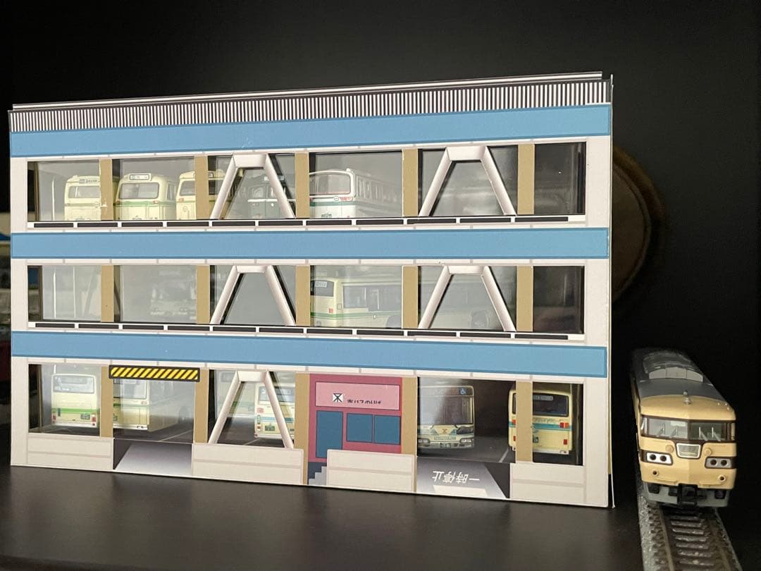 駐車場 展示台← Nguyen Thanh Ha さんお返事待ち