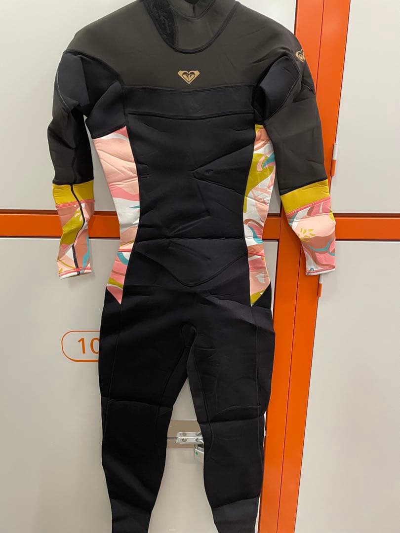 【新品•未使用•タグ付】ROXYウェットスーツ2.5/2mm 2022年春夏 M