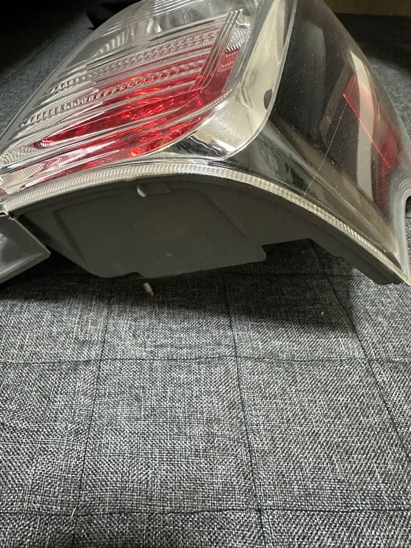 プリウスα G's 寒冷地テール 右側