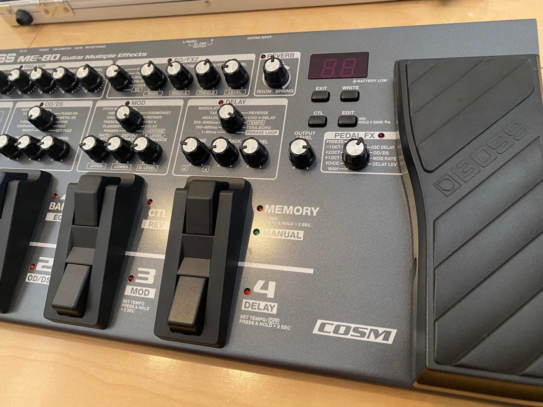 BOSS ME-80 Guitar Multiple Effectsアダプター付