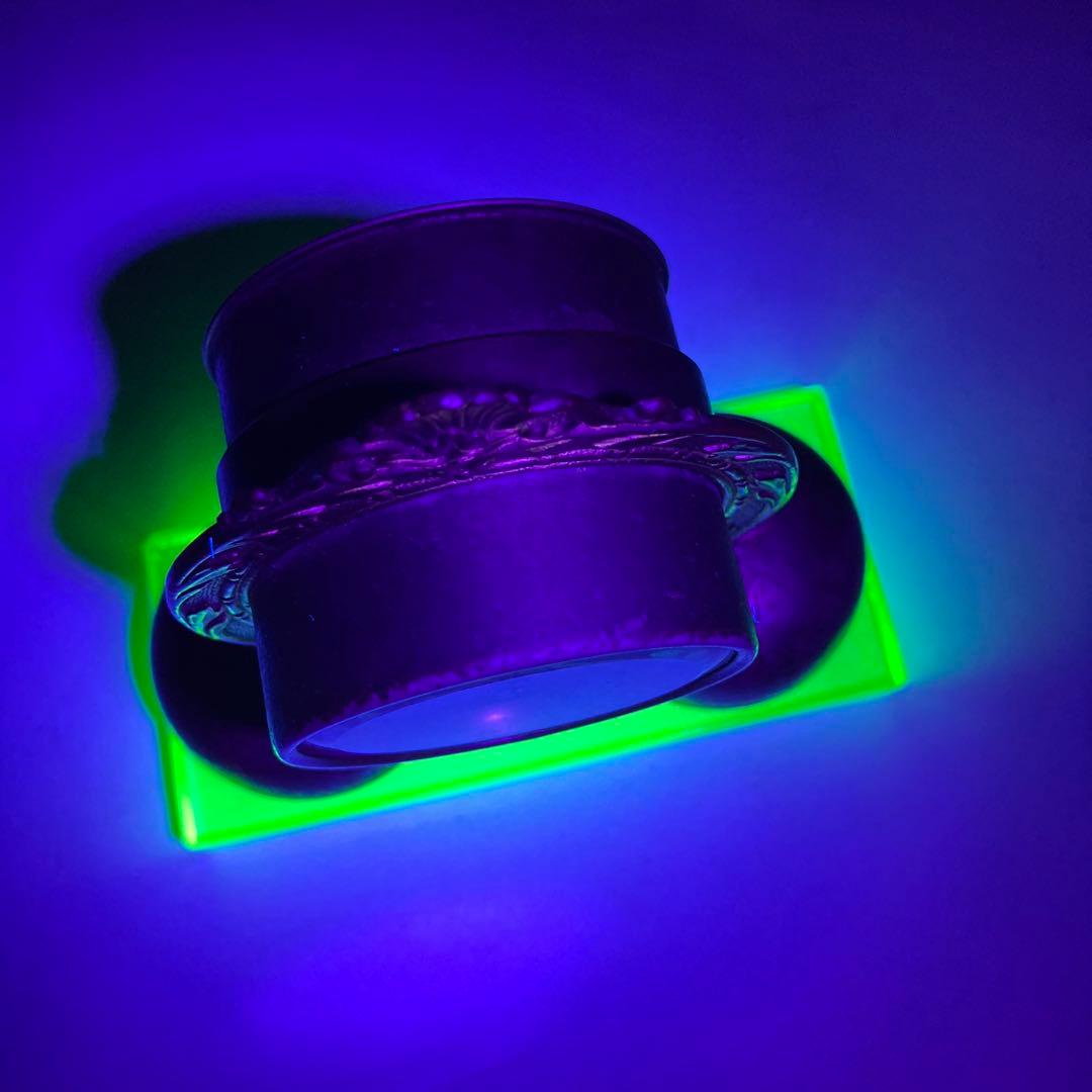 「精工舎」の大正時代のネジ巻き両鈴目覚時計 （硝子台はウランガラス）