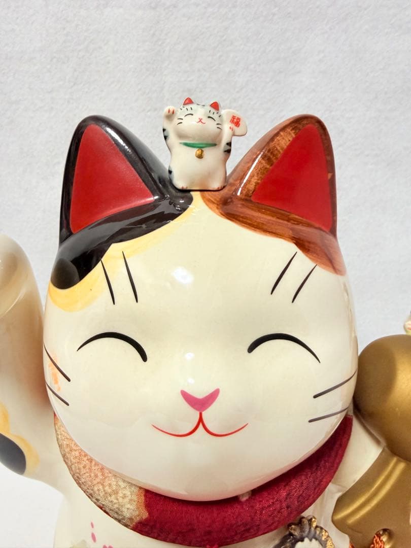 招福 大開運 招き猫 金運UP 置物 薬師窯彩絵　招き猫(ちりめん首輪　8.5号