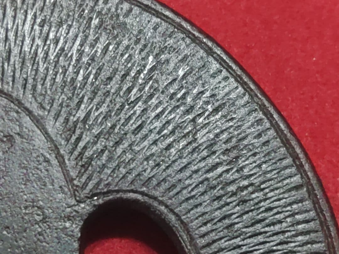 円形鍔　毛彫り　覆輪？　武具　ツバ　かわいい鍔　厚手つば　鉄製　刀装具