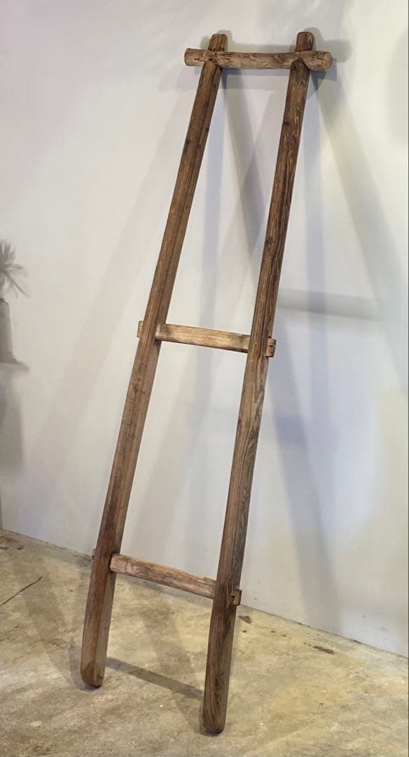 古い木製の梯子 ディスプレイ アンティーク