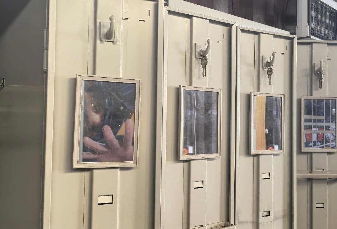 愛知発　UCHIDA　スチール製 ロッカー 4人用　傘立て・鏡・鍵付き