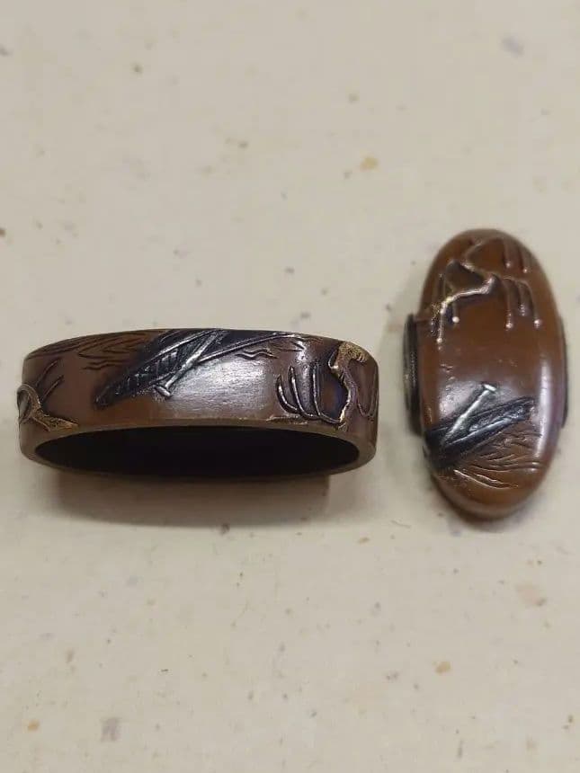 縁頭、素銅地に柳に和船図