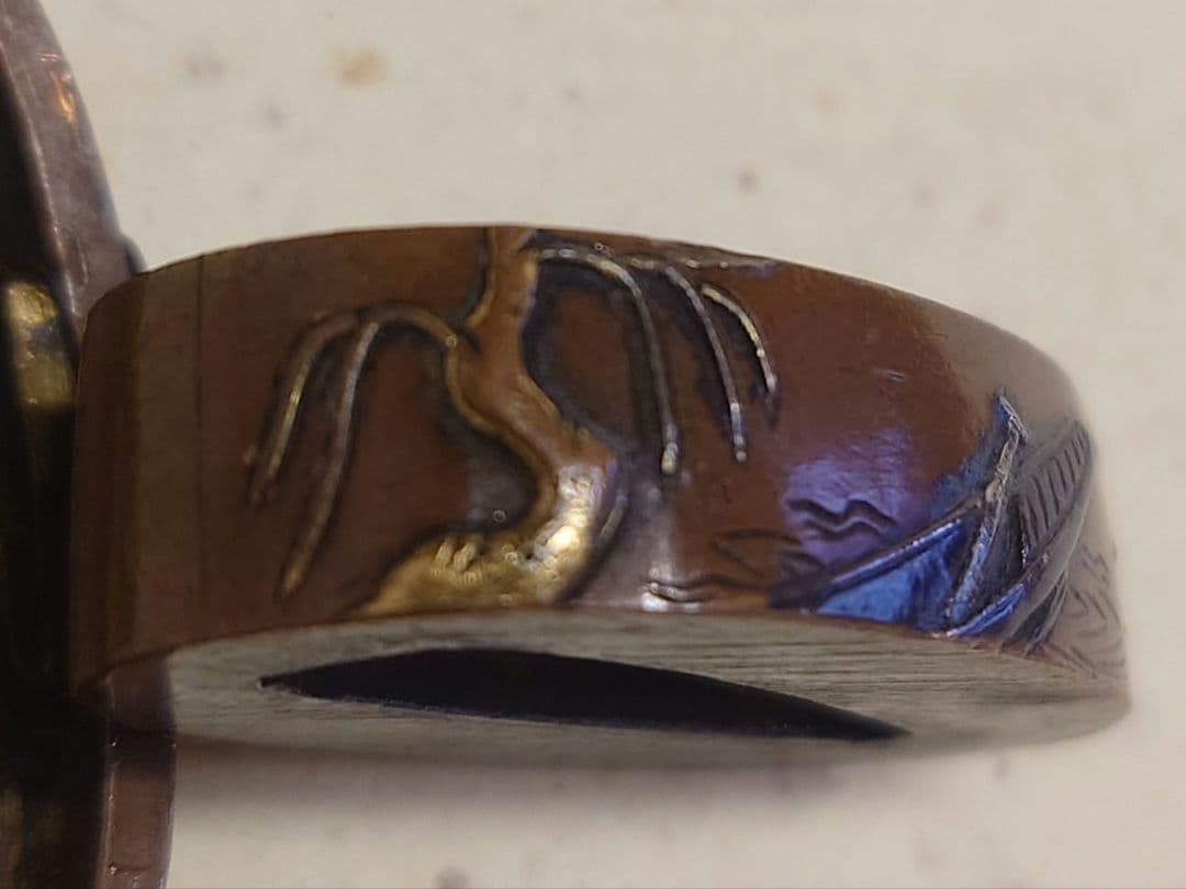 縁頭、素銅地に柳に和船図