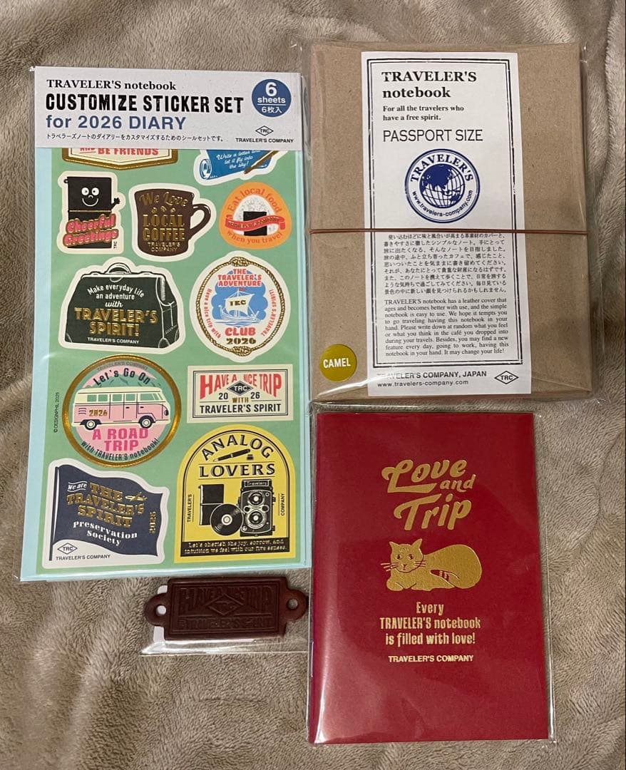 トラベラーズノート パスポートサイズ キャメル 2026 レザータグ love