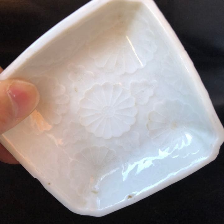 古美術品◼️蔵から超美しい真っ白な珍しいお皿が出て来ました！白磁の角皿、謎の骨董