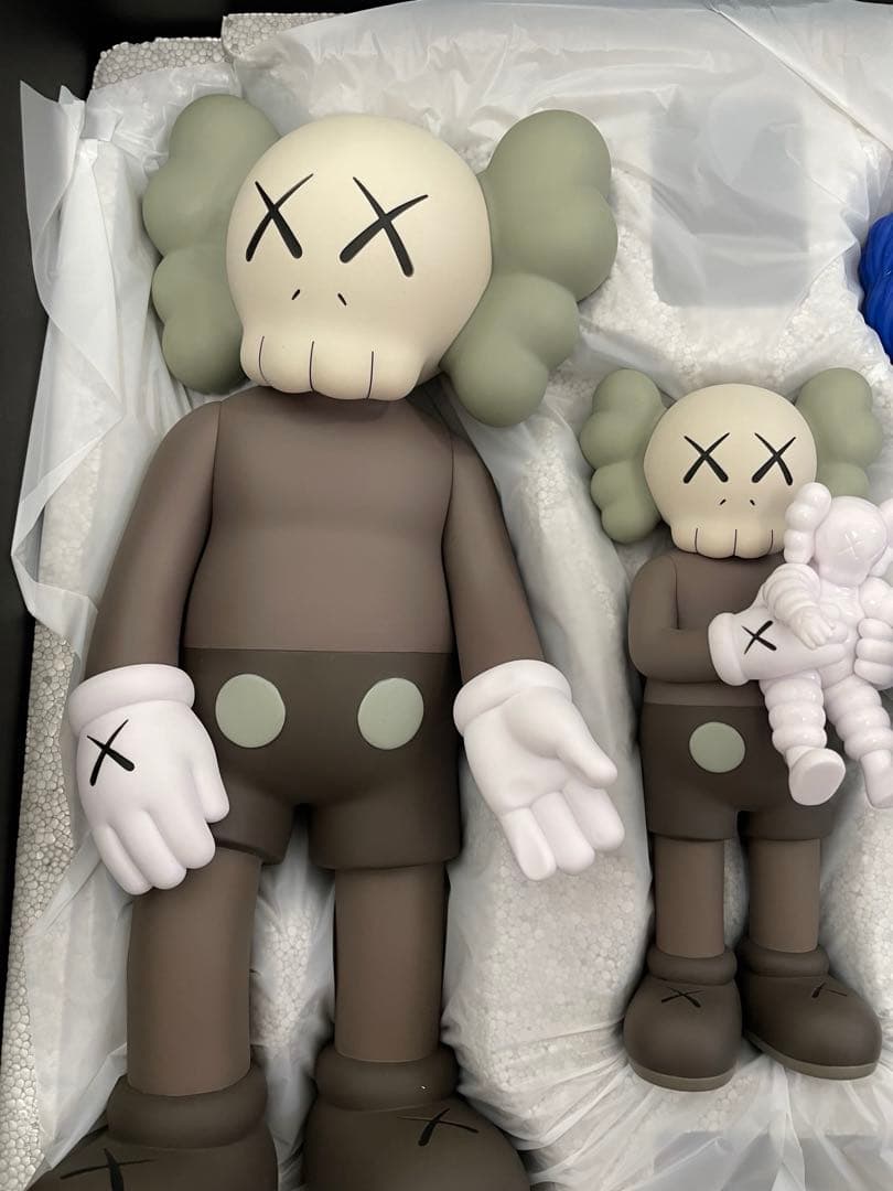 その他 #1 KAWS FAMILY BROWN/BLUE/WHITE