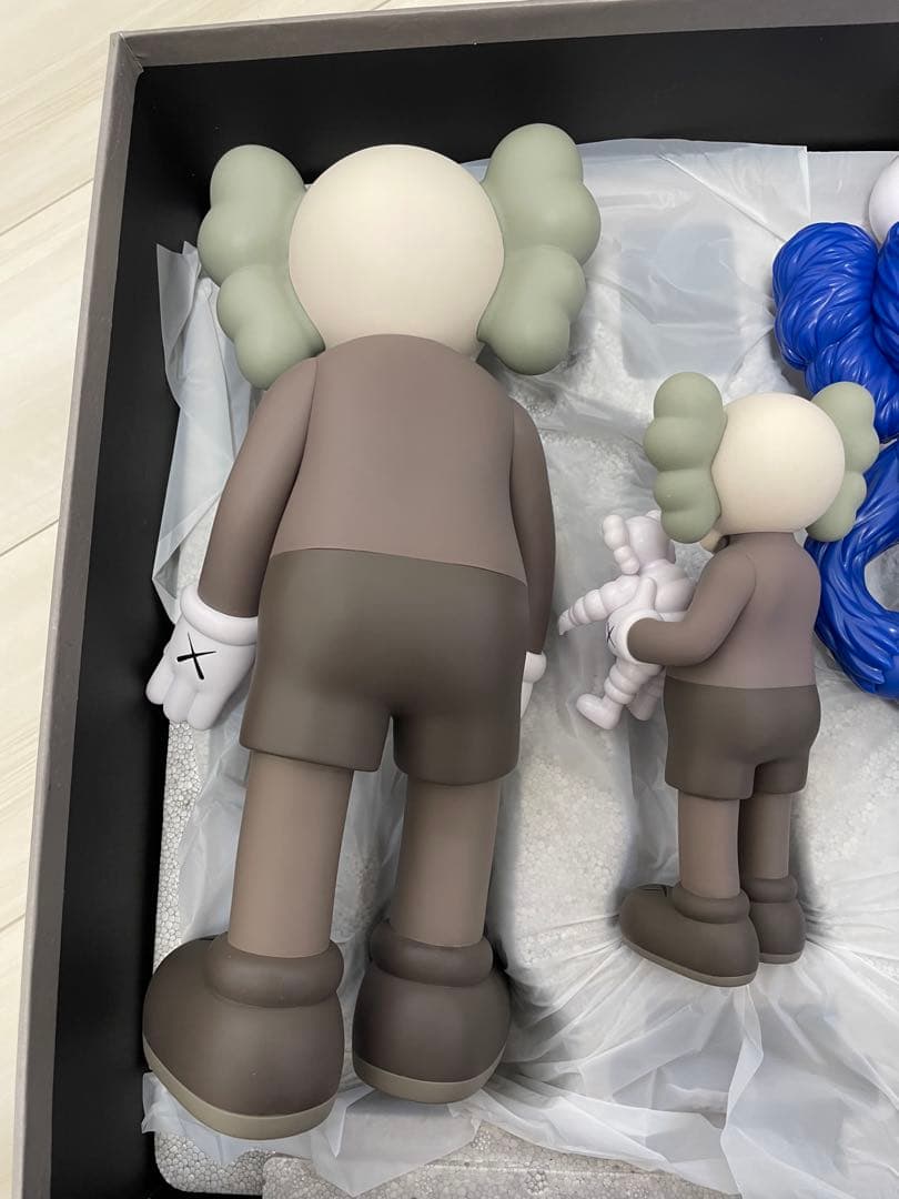 その他 #1 KAWS FAMILY BROWN/BLUE/WHITE