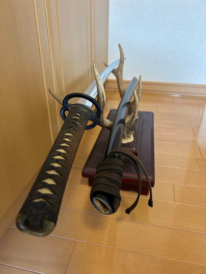 模造刀　刀掛け　天然鹿角台座付き