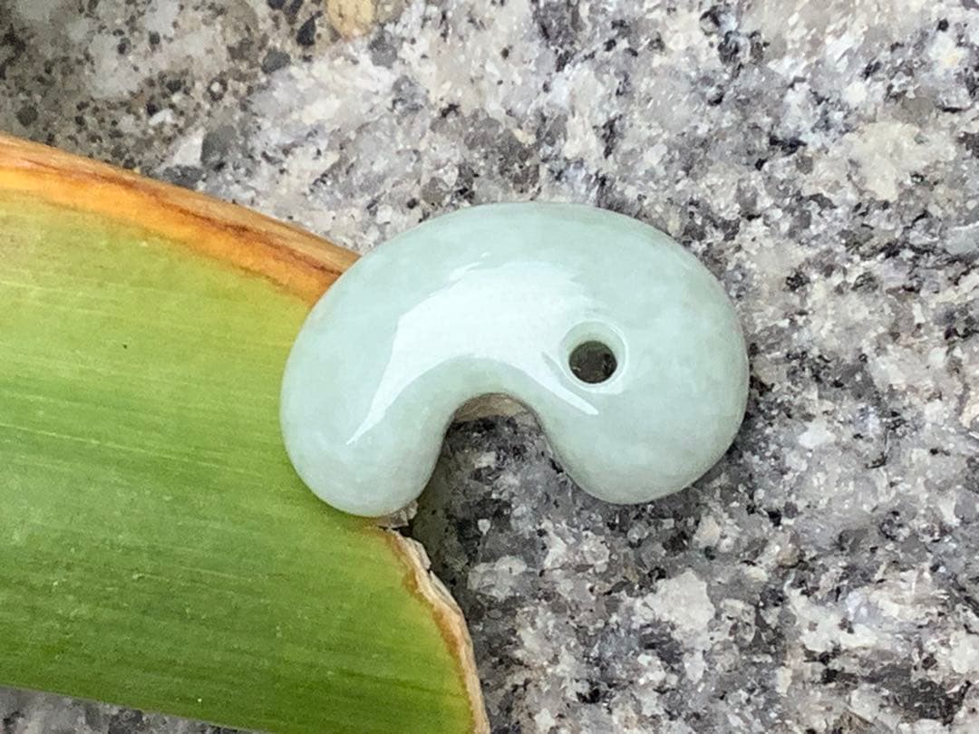 ✳神様からの授かり*糸魚川翡翠勾玉　極上高品質端材使用　縁起良い御守り　鑑別書付