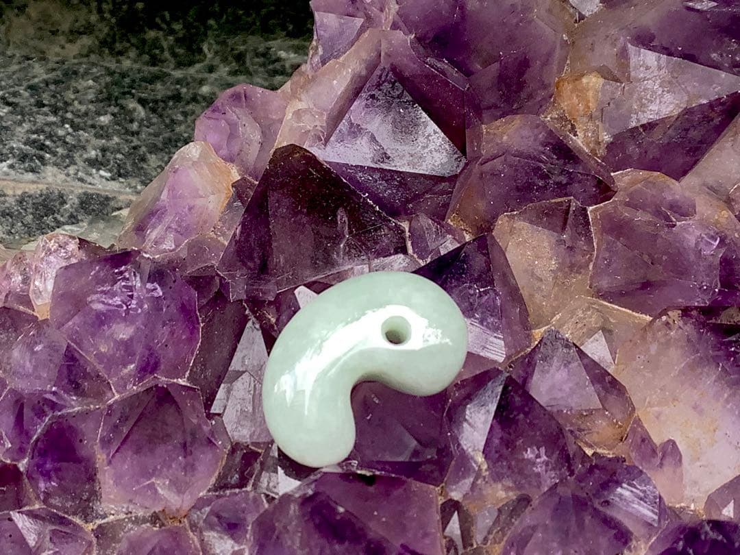 ✳神様からの授かり*糸魚川翡翠勾玉　極上高品質端材使用　縁起良い御守り　鑑別書付