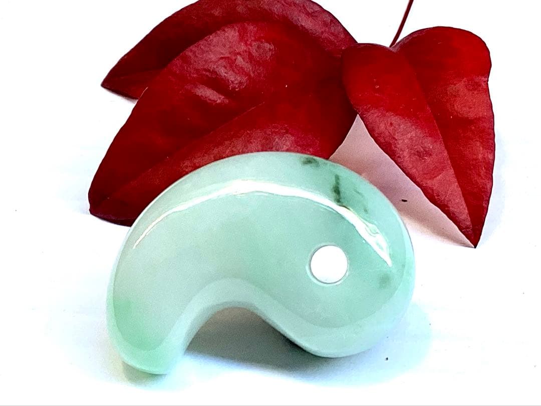 ✳premiumシリーズ*入りコン沢　糸魚川翡翠勾玉　一生物の守護石 鑑別書付‼️