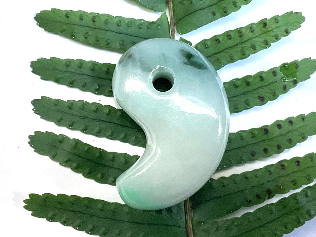 ✳premiumシリーズ*入りコン沢　糸魚川翡翠勾玉　一生物の守護石 鑑別書付‼️