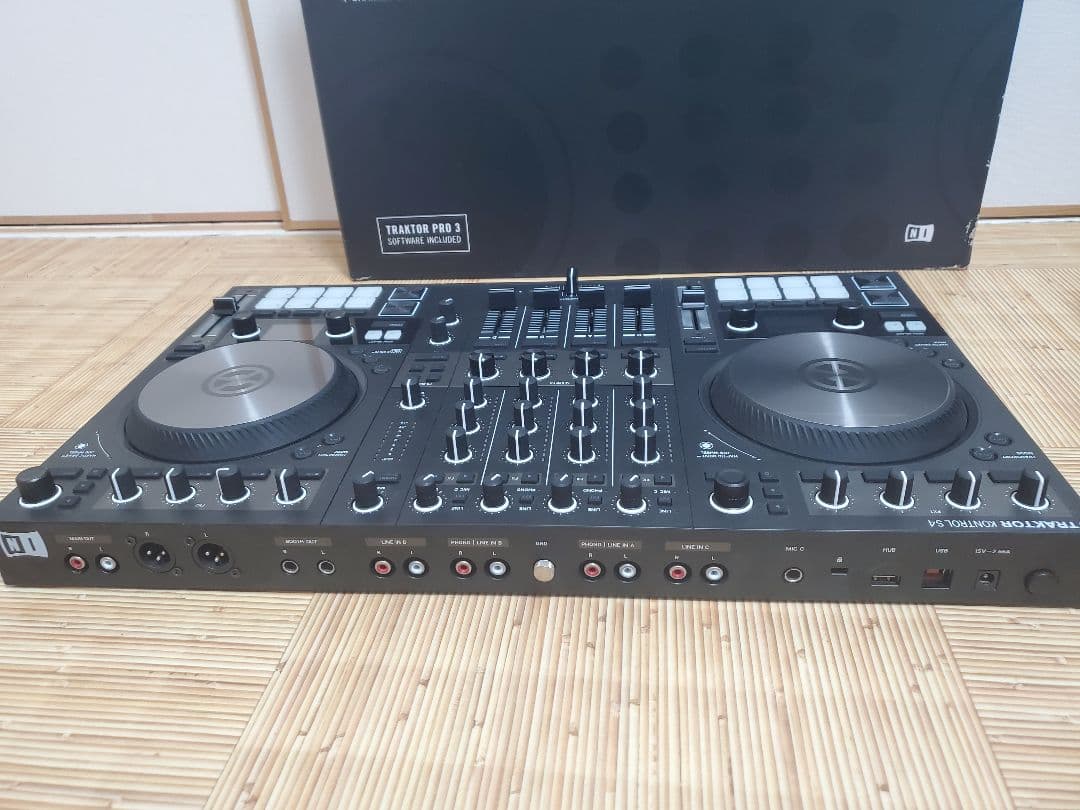 Traktor Kontrol S4 MK3 コントローラー