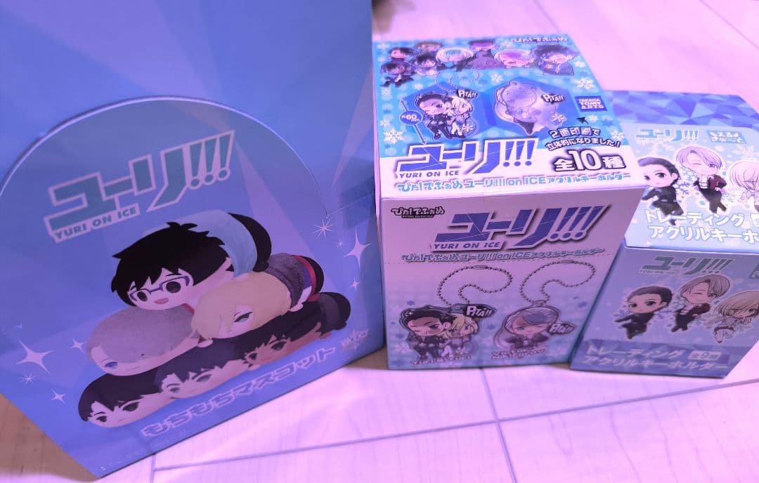 ユーリ!!! on ICEのアクキー、もちもちマスコット、ぴたでふぉめのセット