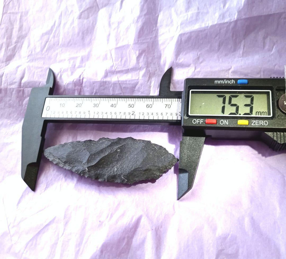 原始人 アイヌ仕様。 b 石器　尖頭器　 サヌカイト 模写