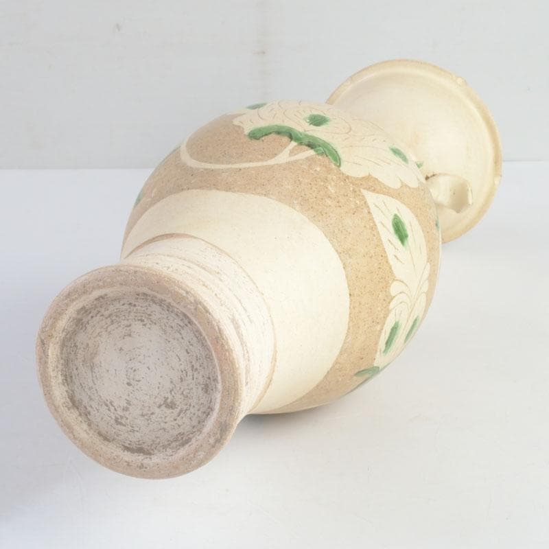 中国　遼白地緑彩刻花卉文　輪花口瓶　C　9243A