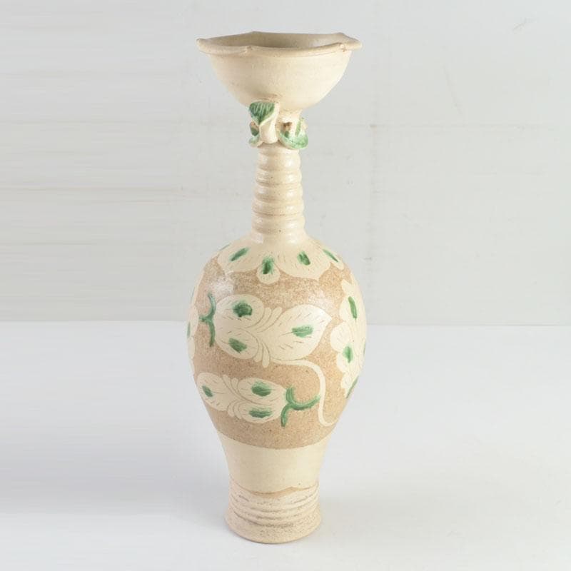 中国　遼白地緑彩刻花卉文　輪花口瓶　C　9243A