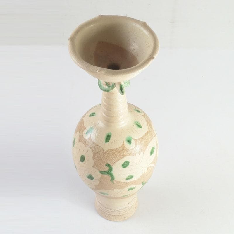 中国　遼白地緑彩刻花卉文　輪花口瓶　C　9243A