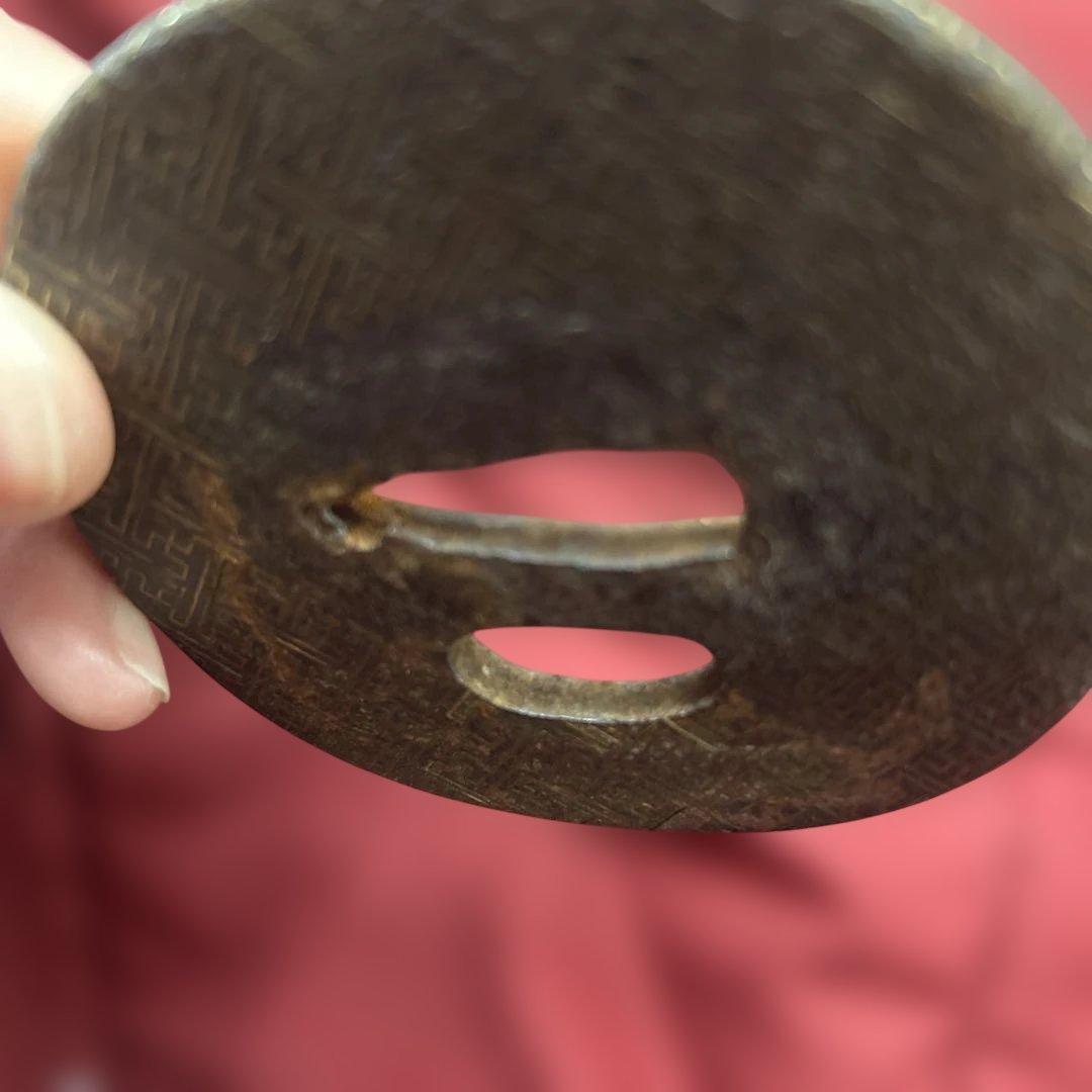 日本刀 鍔（つば） 鉄地 金象嵌 紗綾形文様 時代物 140g