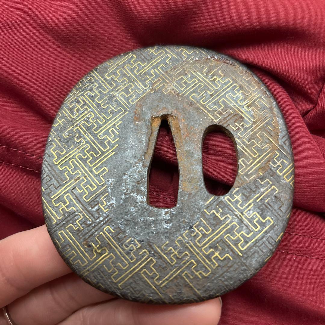 日本刀 鍔（つば） 鉄地 金象嵌 紗綾形文様 時代物 140g